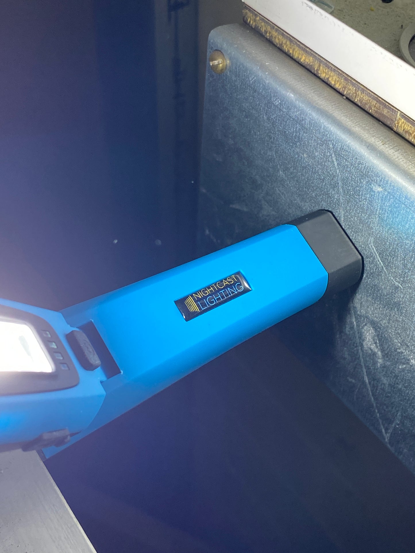 Magnetic lamp base allowing inspection of an electrical distribution board