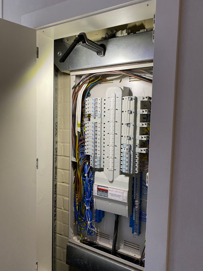 Magnetic lamp base allowing inspection of an electrical distribution board
