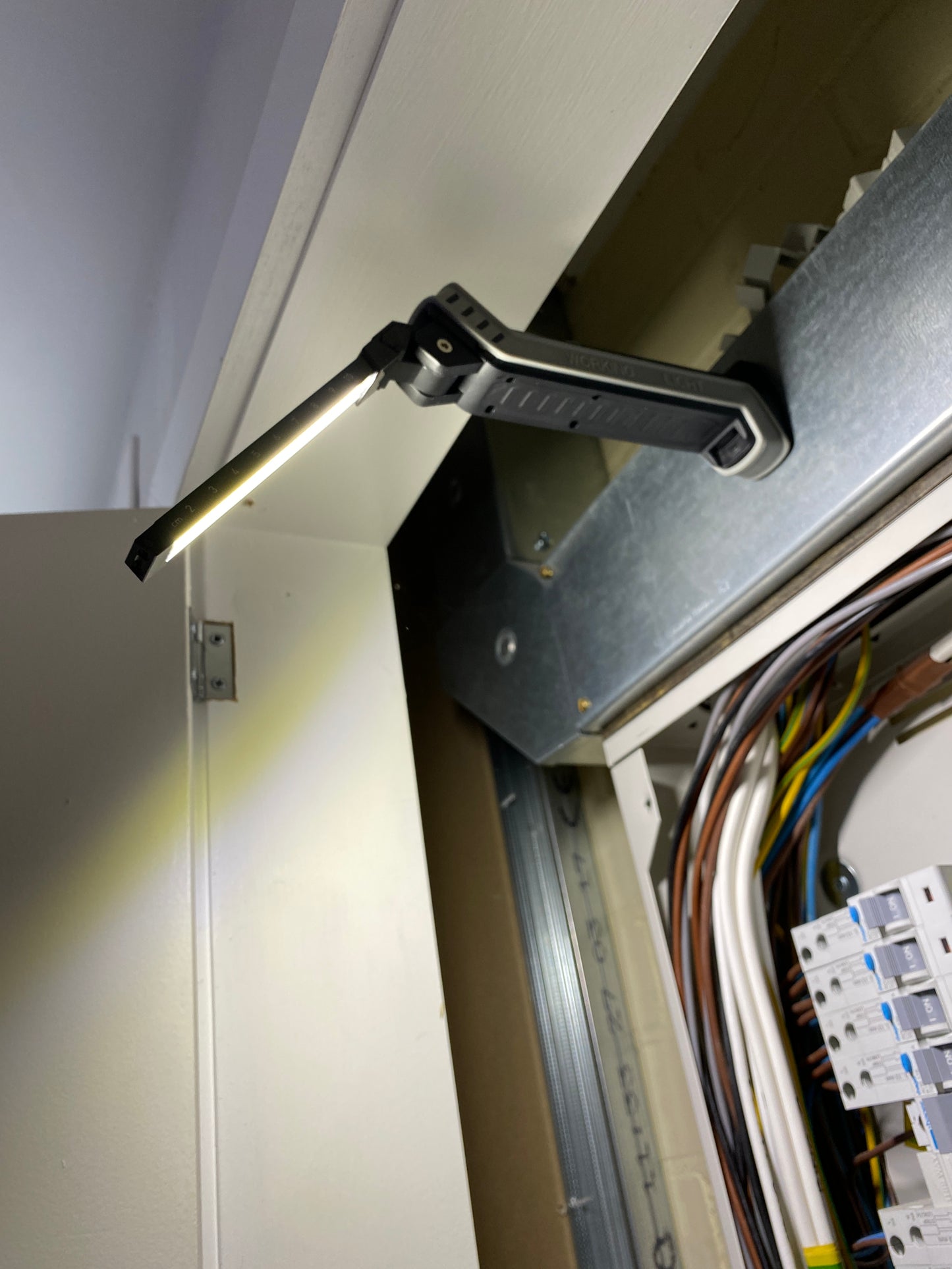 Magnetic lamp base allowing inspection of an electrical distribution board