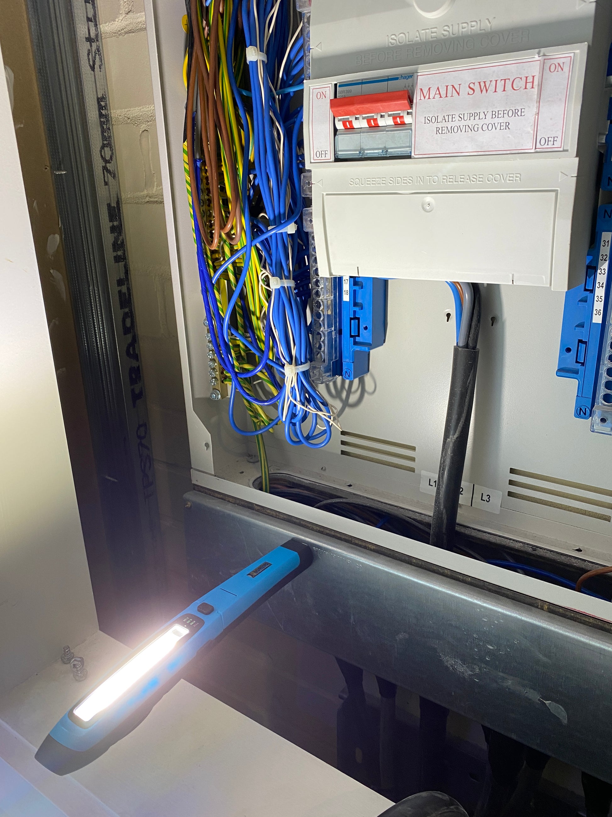 Magnetic lamp base allowing inspection of an electrical distribution board