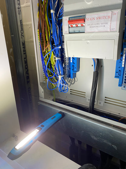 Magnetic lamp base allowing inspection of an electrical distribution board
