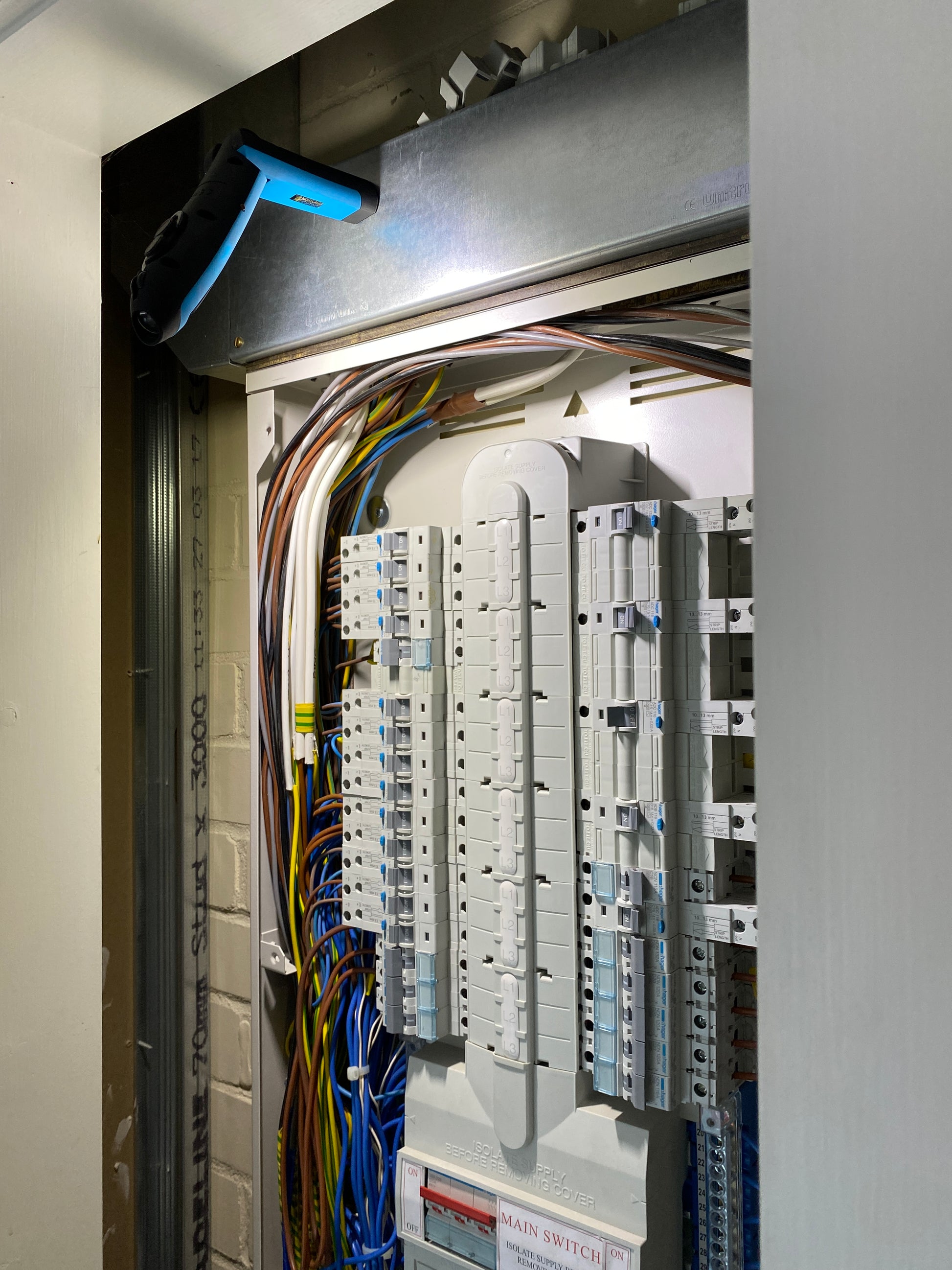 Magnetic lamp base allowing inspection of an electrical distribution board