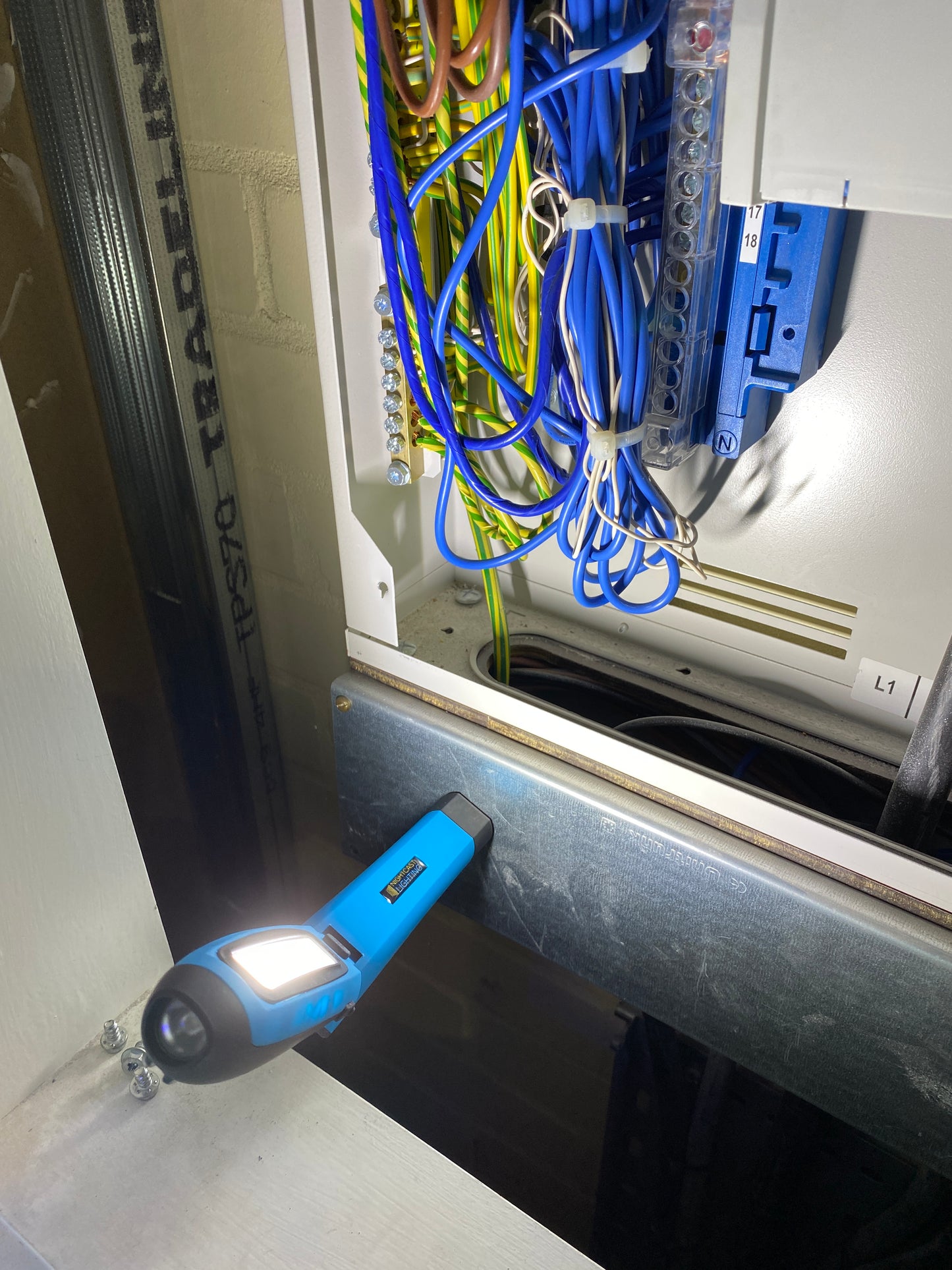 Magnetic lamp base allowing inspection of an electrical distribution board